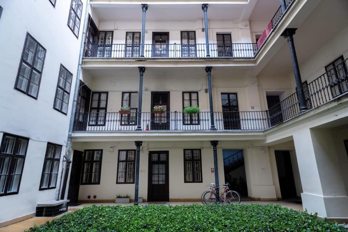 Lovely Downtown Apartment Close To The Basilica Budapeste Exterior foto