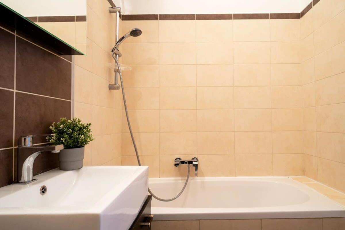 Lovely Downtown Apartment Close To The Basilica Budapeste Exterior foto